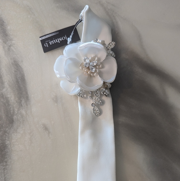 Bridal hair accessory. Off white in colour. JoshuaB designs. - Picture 4 of 7